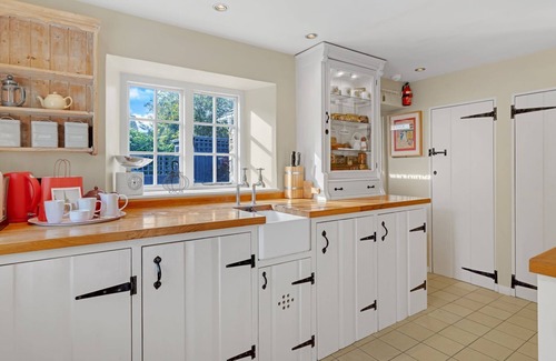 Burford Cottage | Church Cottage - sleeps 6 guests in 3 bedrooms