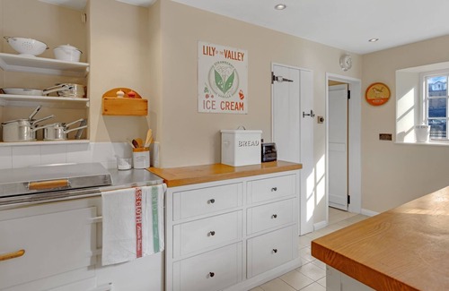 Burford Cottage | Church Cottage - sleeps 6 guests in 3 bedrooms