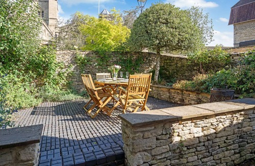 Burford Cottage | Church Cottage - sleeps 6 guests in 3 bedrooms
