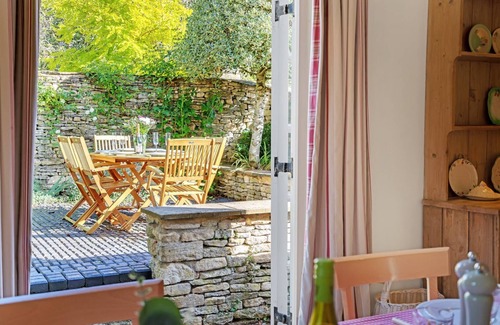 Burford Cottage | Church Cottage - sleeps 6 guests in 3 bedrooms