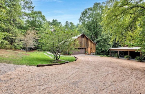 Pell City Cabin | Church Farm cabin is a cozy cabin for an unforgettable stay in central Alabama