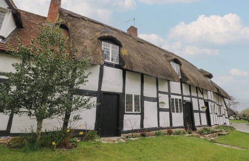 Welford on Avon Cottage | CHURCH VIEW, pet friendly, with hot tub in Welford-On-Avon