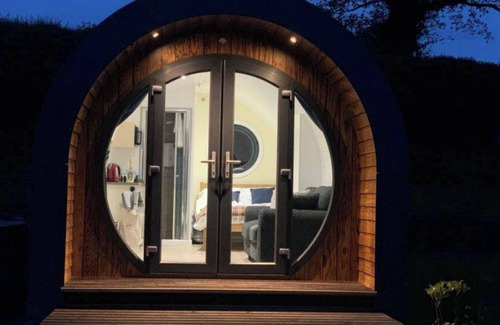 Erwood Cabin | Chwefru Timber Frame Pod with Private Hot tub