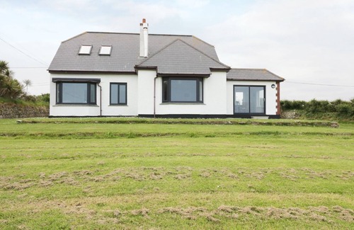 Crantock Cottage | CHYNOWETH, pet friendly, with open fire in Crantock