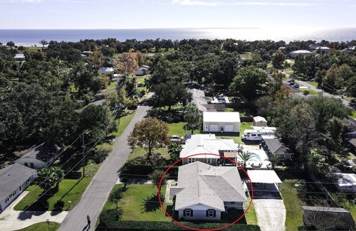 Long Beach House | Cindy Lou's Seaside Retreat: Walking Distance to the Beach!