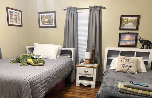 Lufkin House | Cindy’s Cottage is a comfy 2 bedroom house, ready for short/long stays.
