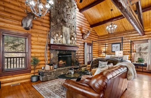 Eureka Springs Cabin | Cinnamon Valley - The Cattail