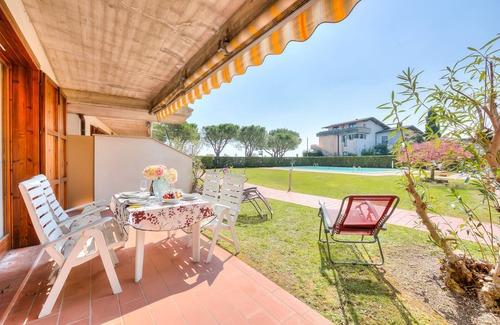 Colombare Apartment | Cinzia Apartment Front Beach, Sirmione, Italy