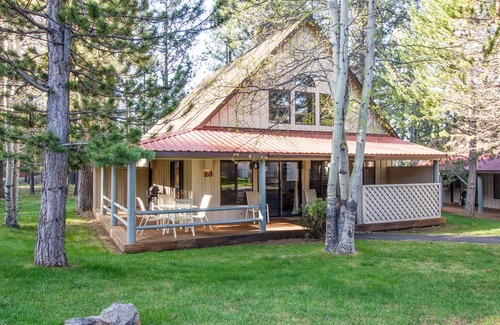 Sunriver House | CIRC04 - Cozy cabin, Hot Tub, Community Pool, Fireplace, Bikes, BBQ