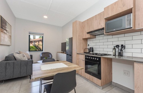 Greater Johannesburg Metropolitan Area Apartment | Circa Chic: Cosy 1-Bed Retreat