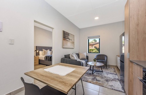 Greater Johannesburg Metropolitan Area Apartment | Circa Chic: Cosy 1-Bed Retreat