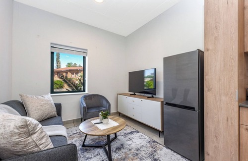 Greater Johannesburg Metropolitan Area Apartment | Circa Chic: Cosy 1-Bed Retreat