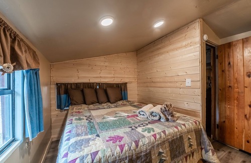 Ruidoso Cabin | Circle Bar: Cute, Rustic 2 bedroom 2 bath cabin with a hot tub in the Upper Canyon!