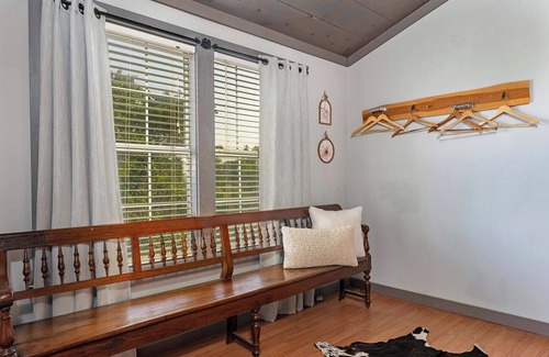 Fredericksburg House | Circle D Guest House | Pet Friendly Country Escape