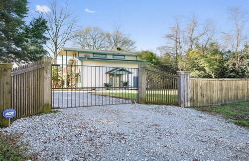 Sunset Apartment | Citified country and Close to Grand Coteau