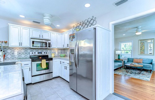 Dunedin House | Citrus Haven 2/1 in Dunedin Close to DT w backyard