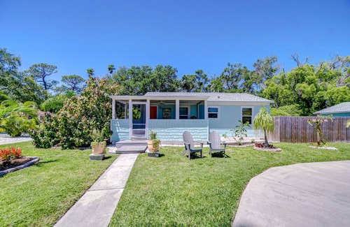 Dunedin House | Citrus Haven 2/1 in Dunedin Close to DT w backyard