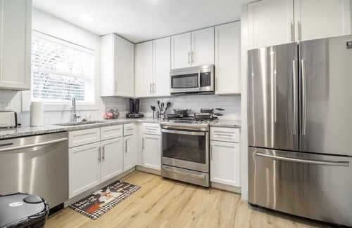 Virginia Highland Apartment | Citrus Sunburst 1 Bdrm Ponce City Mkt