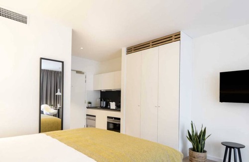 Jewish Quarter House | City Break Minutes Away from Antwerp Center & Rubenshuis! w/ Kitchen & Terrace