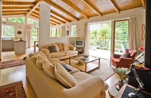 Titirangi Apartment | City-Bush Retreat - serviced private quiet fully equipped quality apartment