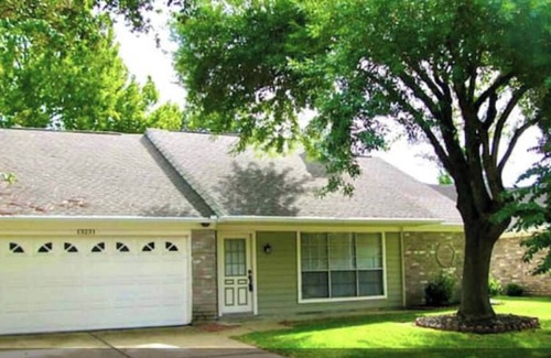 Barker House | City Center 3b2b Fenced Backyard One Story Home 77041