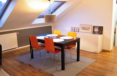Sanderau Apartment | City-Center Apartment with Loggia and Parking