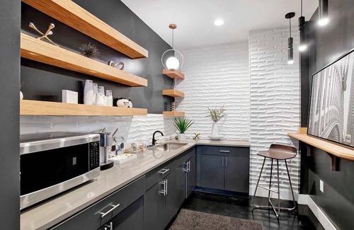 Central Business District Apartment | City Center Apartment - Free Parking & Great Views!