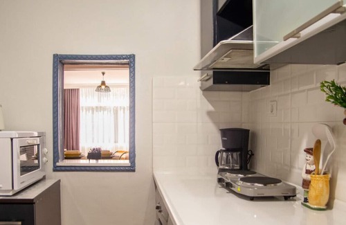 Karsiyaka Apartment | City Center Flat with View in Karsiyaka