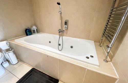 City Centre Glasgow Apartment | City Centre 2-Bed Apartment Parking Jacuzzi Bath