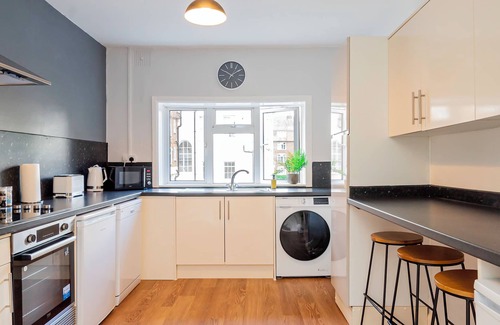 Southampton City Centre Apartment | City Centre 3-Bed Apartment – Sleeps up to 8 guests, with parking included. Walking distance to the Mayflower Theatre, shops, and transport. Ideal for families, groups, or business stays.