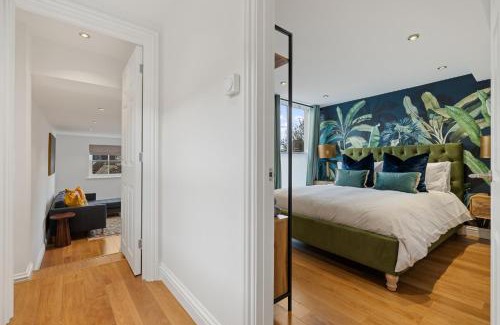 Chichester Apartment | City Centre Apartment with Cathedral Views and FREE Parking- Self check in