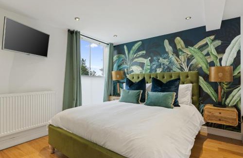 Chichester Apartment | City Centre Apartment with Cathedral Views and FREE Parking- Self check in