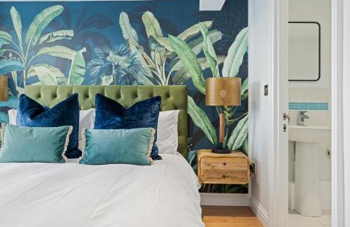 Chichester Apartment | City Centre Apartment with Cathedral Views and FREE Parking- Self check in