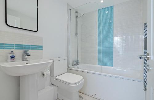 Chichester Apartment | City Centre Apartment with Cathedral Views and FREE Parking- Self check in