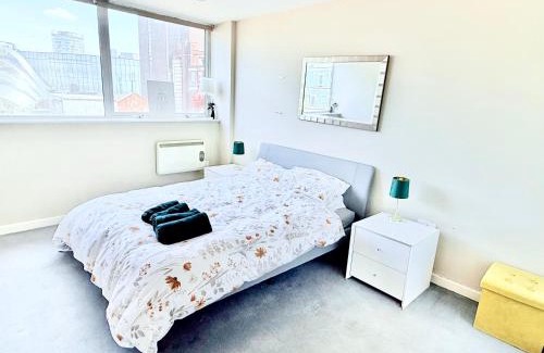 Theatreland Birmingham Apartment | City Centre Flat 2 mins from Birmingham New Street