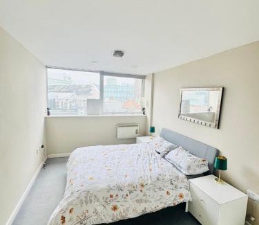 Theatreland Birmingham Apartment | City Centre Flat 2 mins from Birmingham New Street