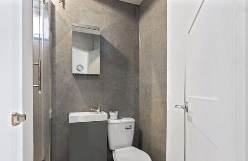 Maidstone Condo | City Centre Serenity: 1 Bed Flat | WiFi | Hot Tub