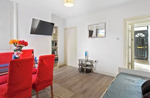 Maidstone Condo | City Centre Serenity: 1 Bed Flat | WiFi | Hot Tub