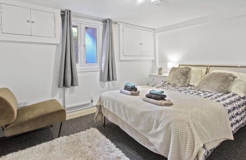 Maidstone Condo | City Centre Serenity: 1 Bed Flat | WiFi | Hot Tub