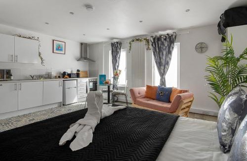Exeter Apartment | City Centre Studio Apartments - Stoop Apartment - Short Stays UK Ltd