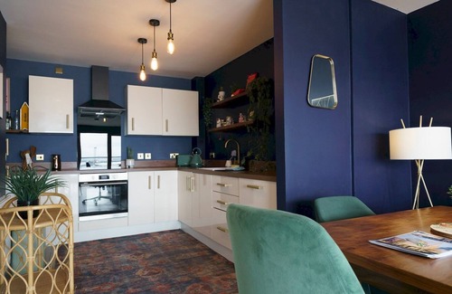 Belfast Apartment | City Centre | Top Floor w/Balcony & Sunset Views | Pass the Keys