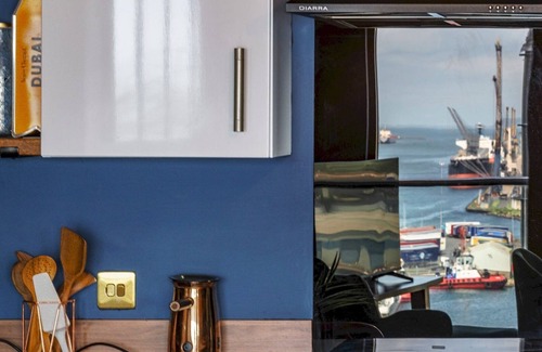 Belfast Apartment | City Centre | Top Floor w/Balcony & Sunset Views | Pass the Keys