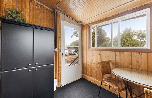 Manchester Apartment | City Chic 2nd flr Studio w/Enclosed Private Porch