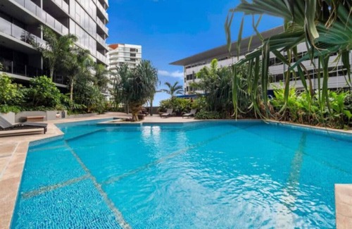 South Brisbane Apartment | City Chic Living w/Sunset Views 2BD+1 Studio Apt