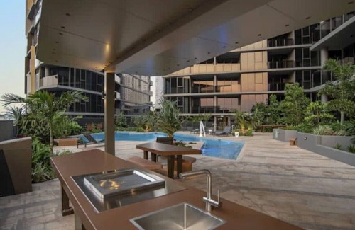 South Brisbane Apartment | City Chic Living w/Sunset Views 2BD+1 Studio Apt
