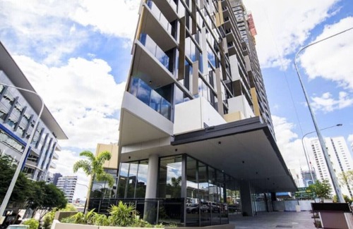 South Brisbane Apartment | City Chic Living w/Sunset Views 2BD+1 Studio Apt