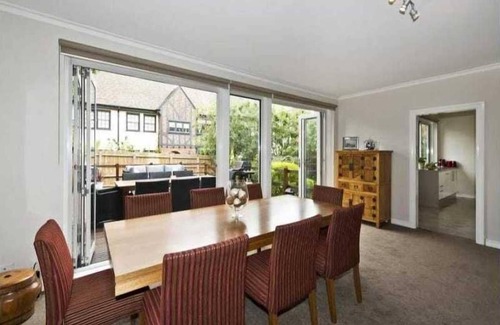 Toorak Apartment | City Convenience, Quiet AmbiencenPerfect Base for Tennis visitors