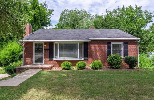 Winston - Salem Cottage | City Cottage Minutes From Shop,Rest,Hosp. !NEW!