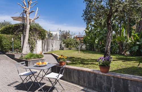 Picanello-Ognina-Barriera-Canalicchio Apartment | City Cottage with Garden and Pool by Wonderful Italy
