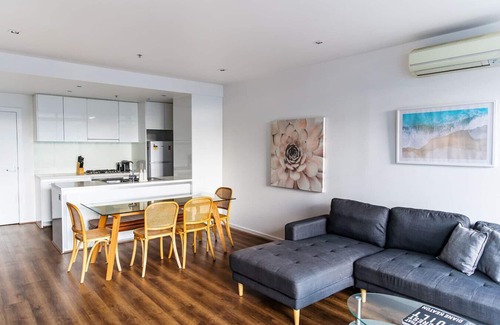 Cremorne Apartment | City Edge. Walk to MCG, River & Bars